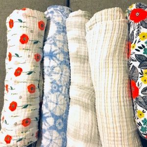 MUSLIN blankets.